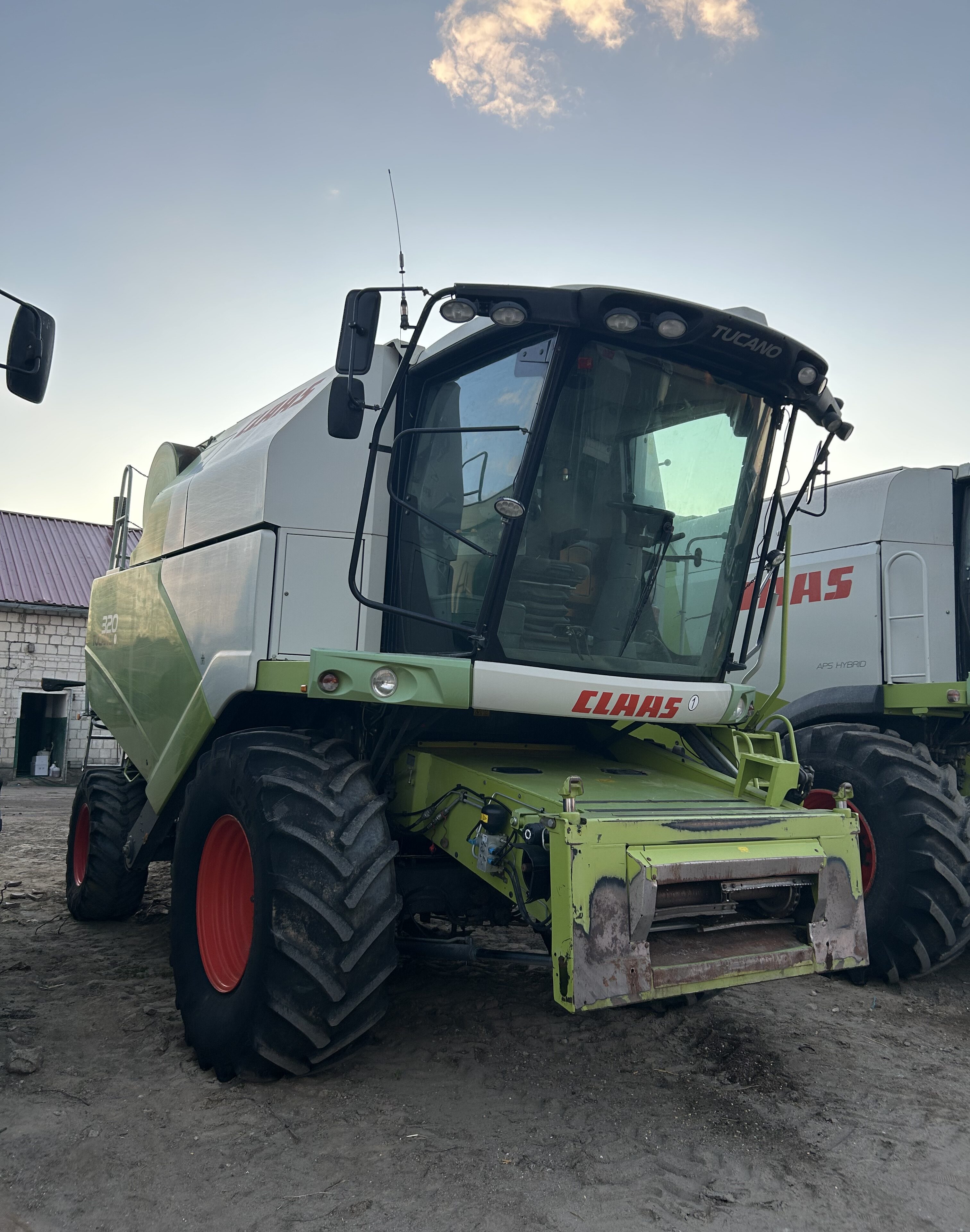 Claas tucano 320
