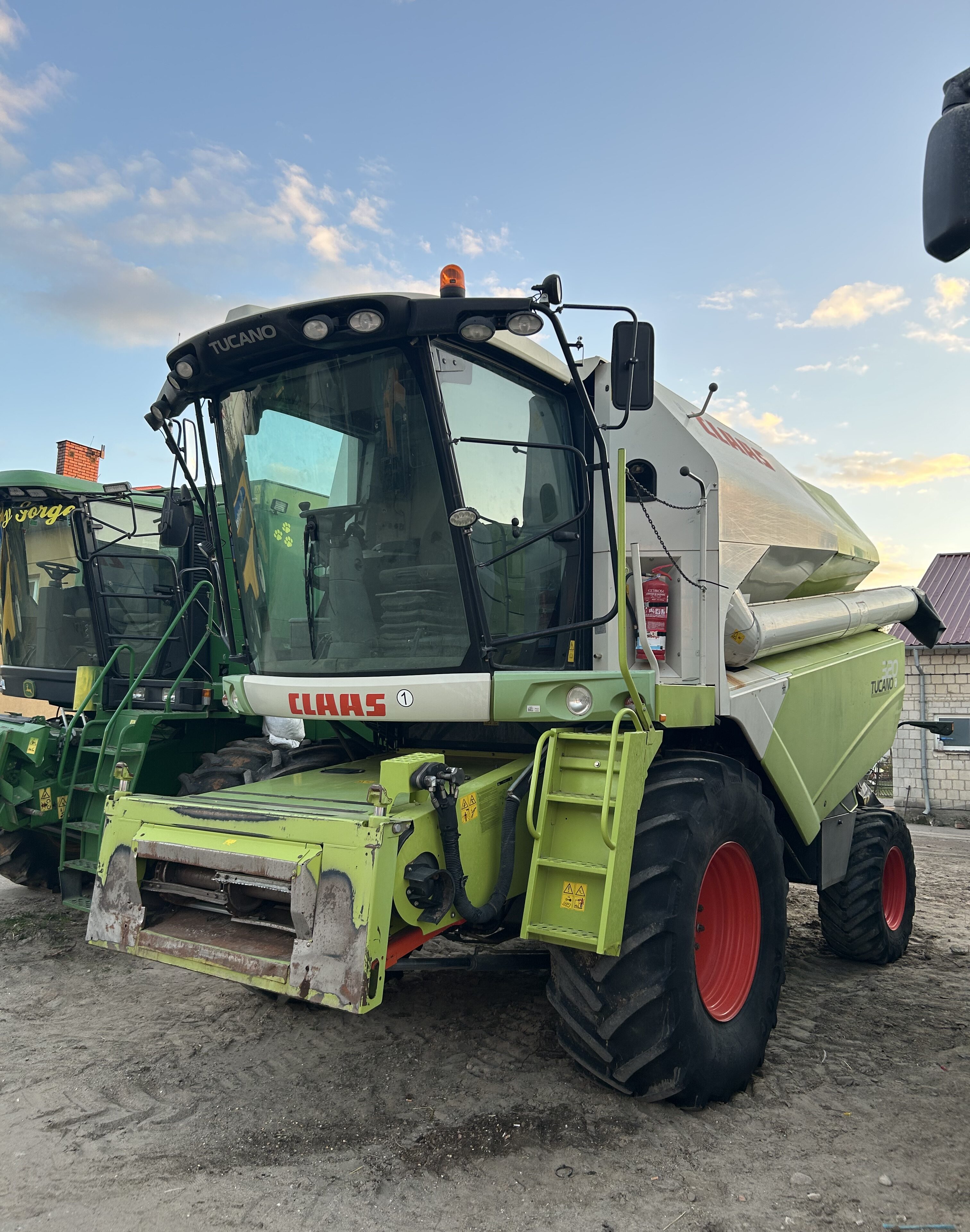 Claas tucano 320