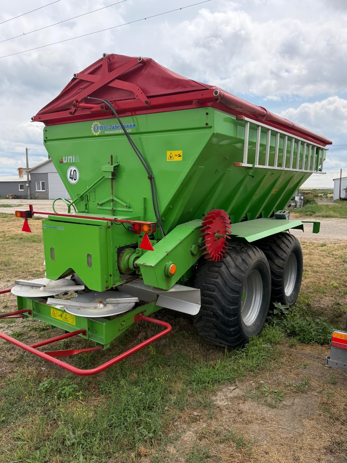 Rozsiewacz wapna Unia RCW 10000