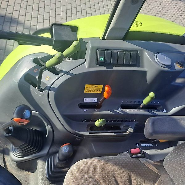 ciągnik Claas Axos 330