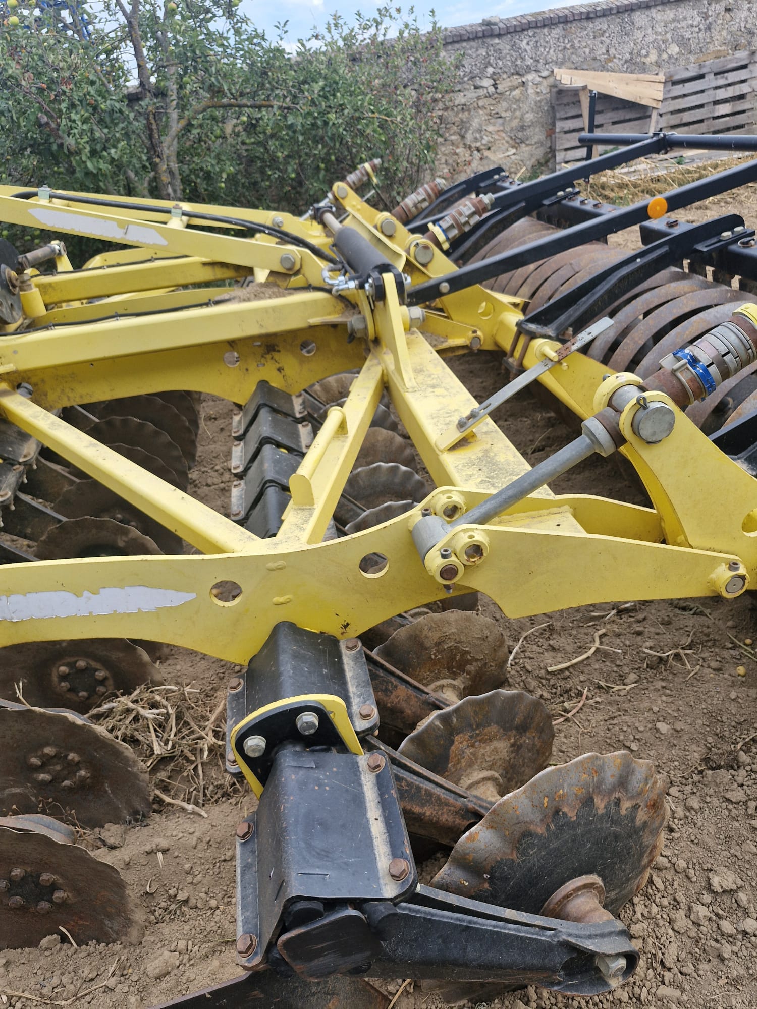 Brona talerzowa Bednar SN 4000 składana hydraulicznie