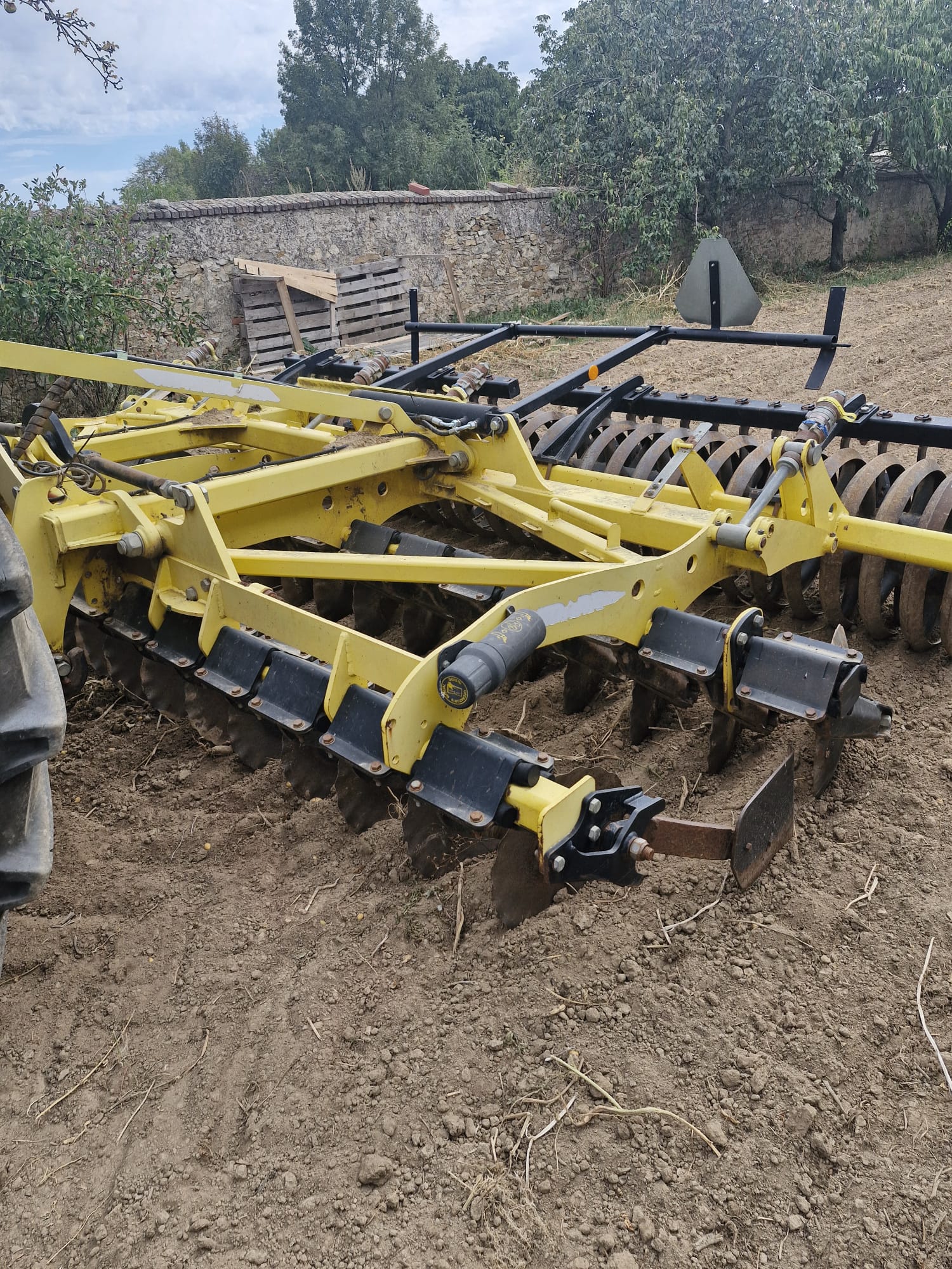 Brona talerzowa Bednar SN 4000 składana hydraulicznie